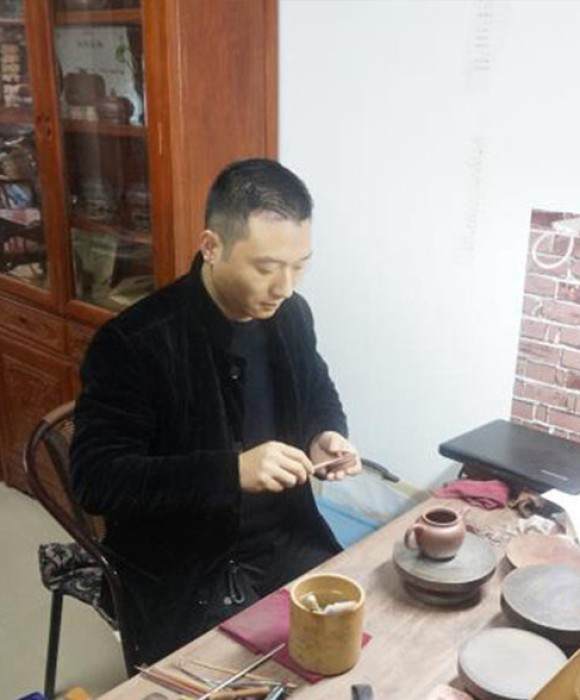 紫砂艺人范新强，助理工艺美术师