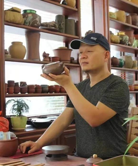 紫砂艺人范春锋，工艺美术师
