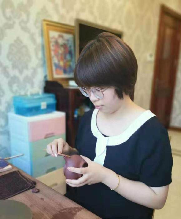 紫砂艺人范智，助理工艺美术师
