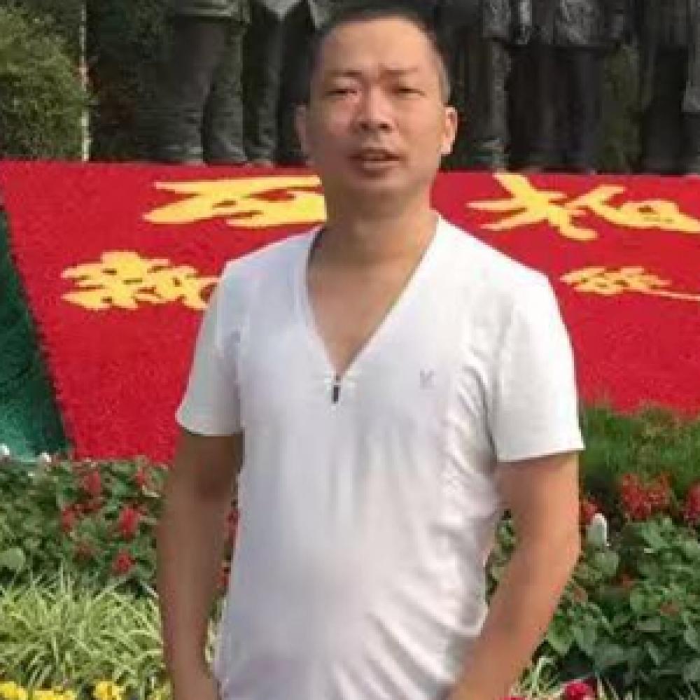紫砂艺人范正初，高级工艺美术师