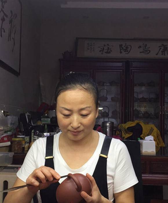 紫砂艺人范玉娟1973，助理工艺美术师