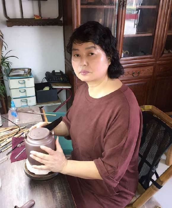 紫砂艺人范玉珍，助理工艺美术师