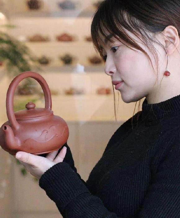 紫砂艺人范玲1989，助理工艺美术师