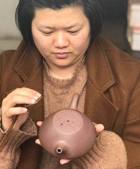 紫砂艺人范瑛，工艺美术师