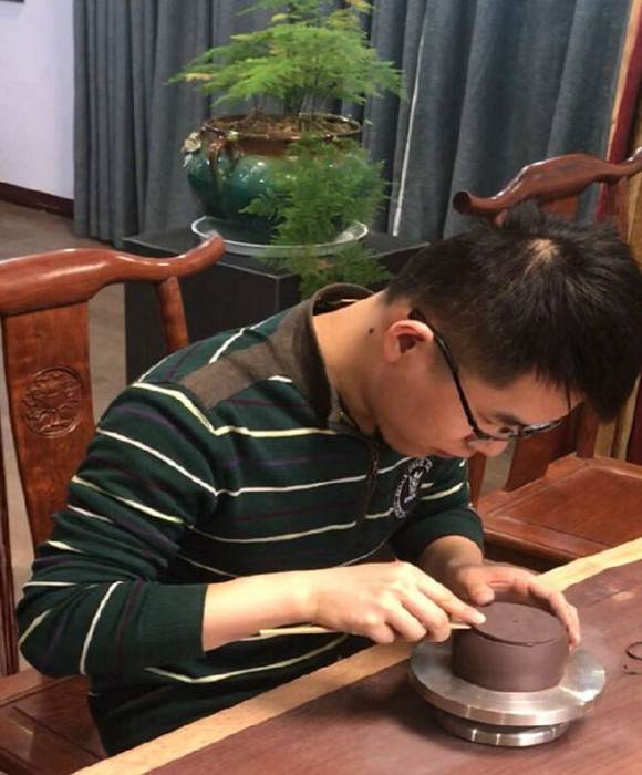 紫砂艺人范瑱，工艺美术师