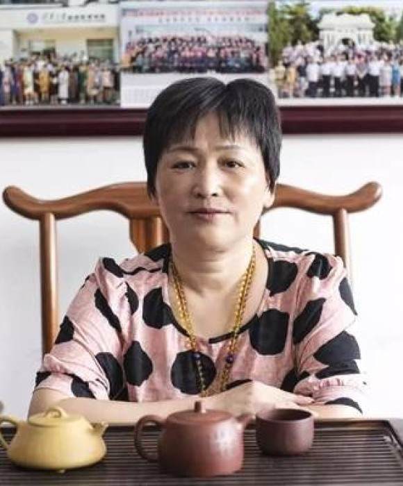 紫砂艺人范秋琴，工艺美术师