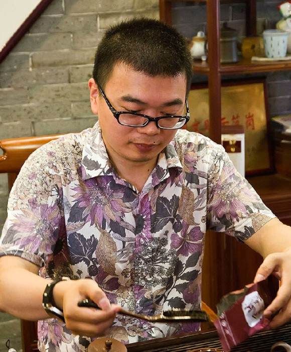 紫砂艺人范科锋，工艺美术师
