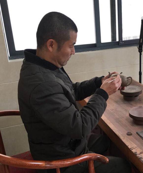 紫砂艺人范群卫，助理工艺美术师