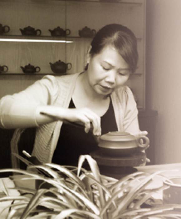 紫砂艺人范菊英，高级工艺美术师（乡土人才评审获得）