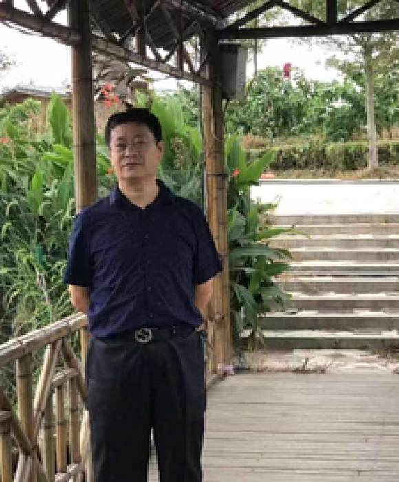 紫砂艺人范虎明，高级工艺美术师