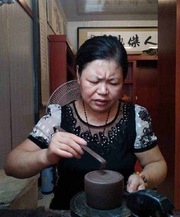 紫砂艺人范进仙，助理工艺美术师