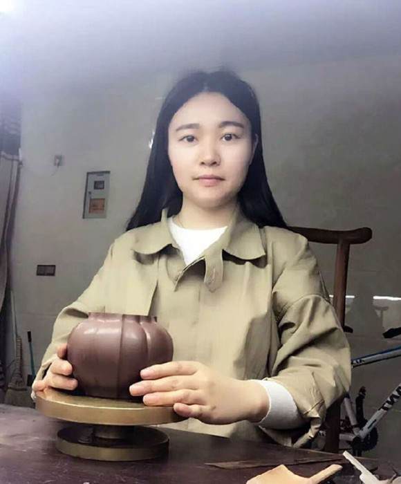 紫砂艺人范雪怡，工艺美术师