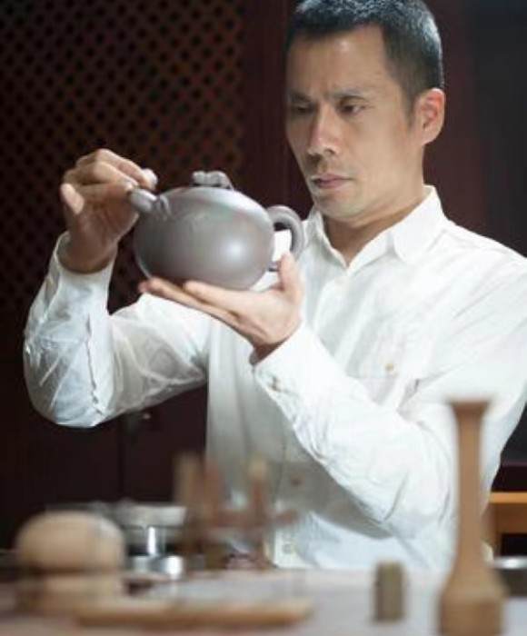 紫砂艺人范顺君，正高级工艺美术师（乡土人才评审获得）
