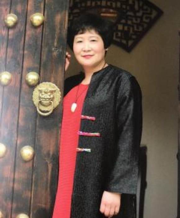 紫砂艺人董亚芳，正高级工艺美术师