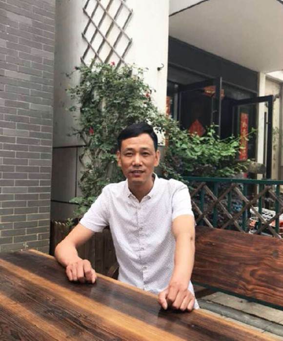 紫砂艺人董岳祥，高级工艺美术师