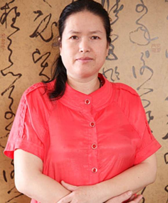 紫砂艺人董彩芬，高级工艺美术师（乡土人才评审获得）