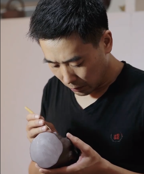 紫砂艺人董慧山，助理工艺美术师
