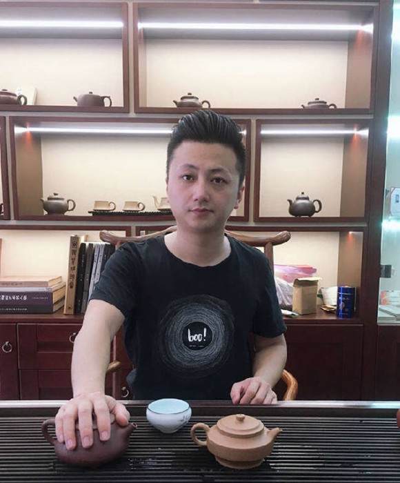 紫砂艺人董群飞，工艺美术师