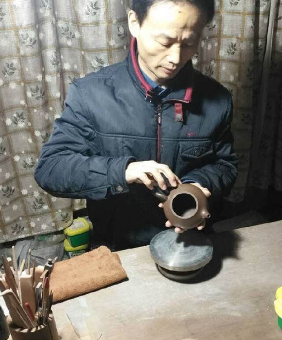 紫砂艺人蒋建高，助理工艺美术师