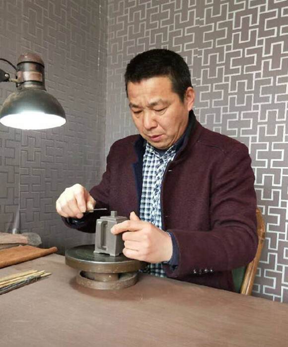 紫砂艺人蒋敢春，助理工艺美术师