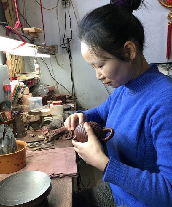 紫砂艺人蒋春勤，助理工艺美术师