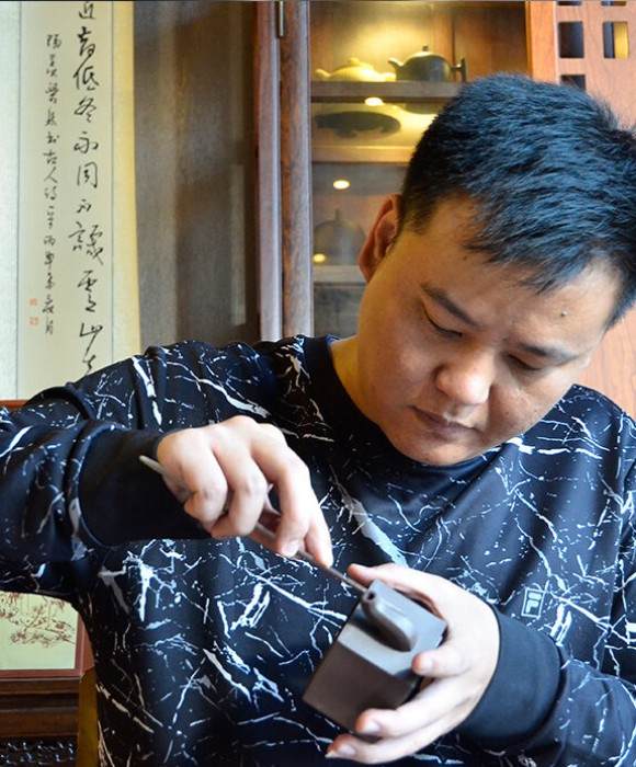 紫砂艺人蒋贤，助理工艺美术师