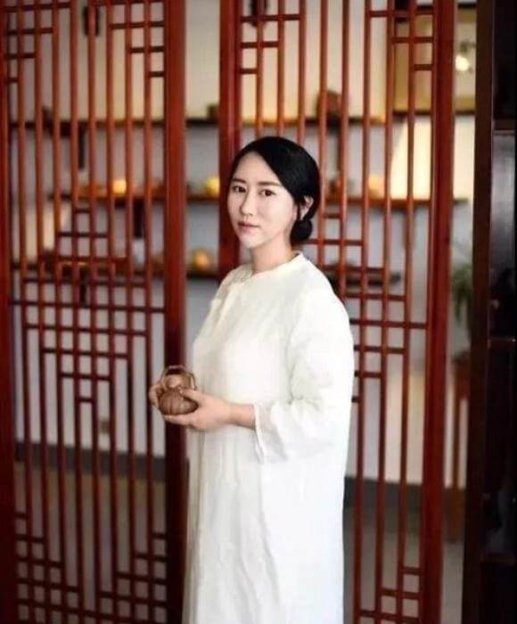 紫砂艺人蒋雅名，助理工艺美术师