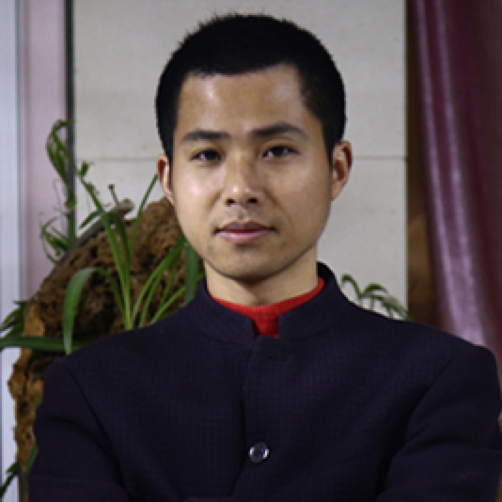 紫砂艺人蔡旭伟，高级工艺美术师（乡土人才评审获得）