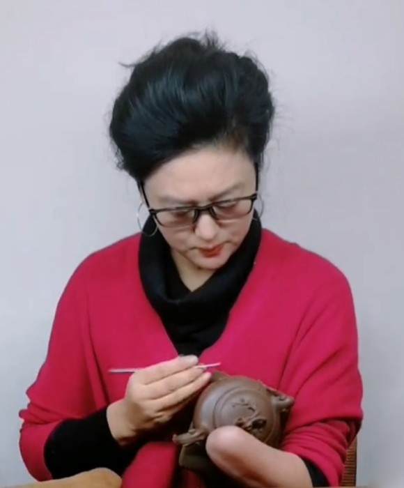 紫砂艺人蔡春英，助理工艺美术师