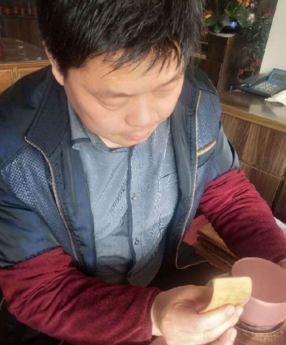 紫砂艺人薛红军，助理工艺美术师