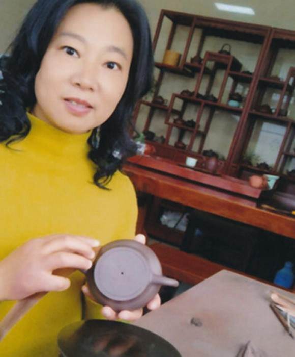 紫砂艺人薛良华，助理工艺美术师