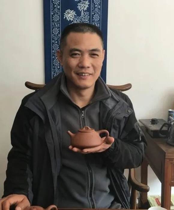 紫砂艺人袁伟新，高级工艺美术师