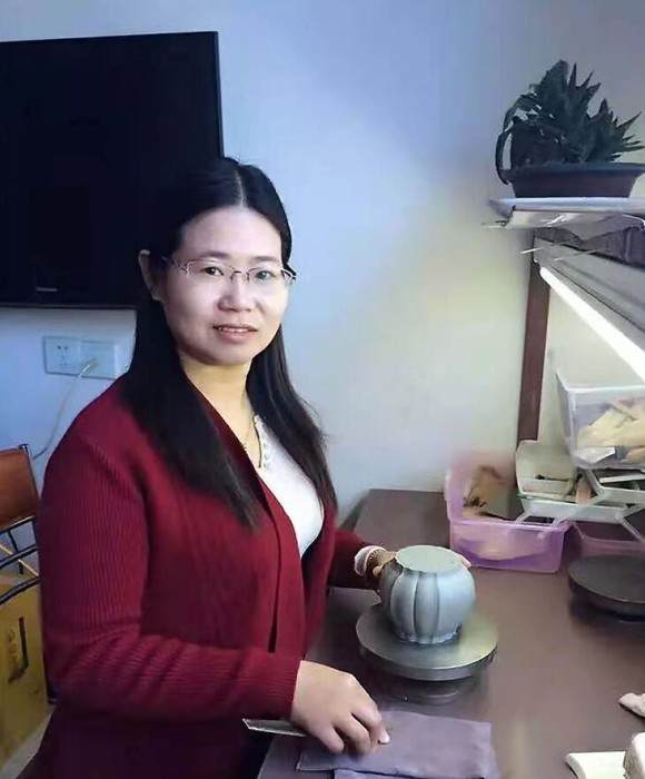 紫砂艺人袁春香，工艺美术师