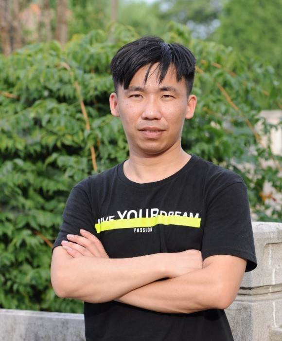 紫砂艺人袁辉，高级工艺美术师（乡土人才评审获得）