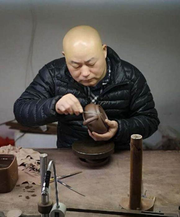 紫砂艺人裴剑清，工艺美术师