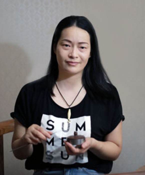 紫砂艺人许丽萍，助理工艺美术师