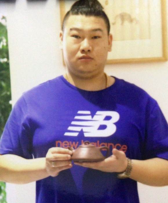 紫砂艺人许响新，助理工艺美术师