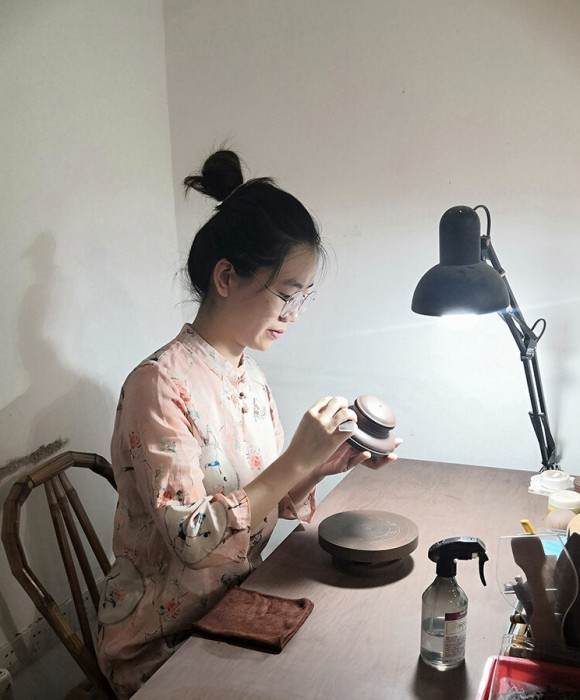 紫砂艺人许家佳，助理工艺美术师
