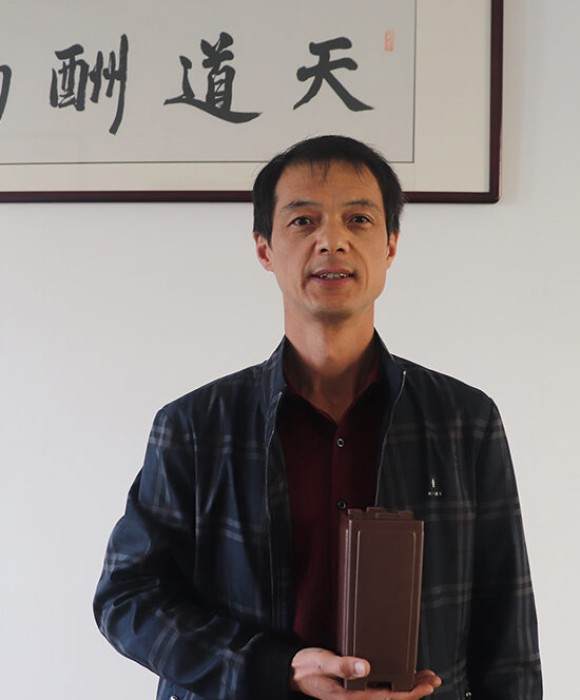 紫砂艺人许成安，助理工艺美术师