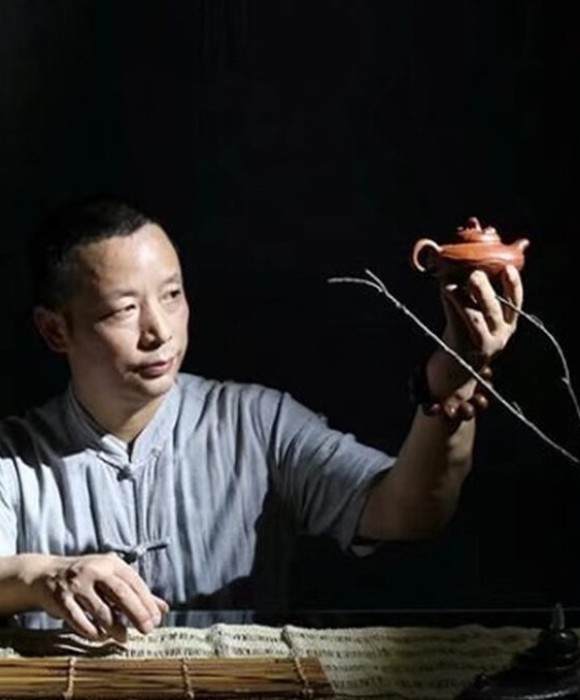紫砂艺人许洪其，助理工艺美术师