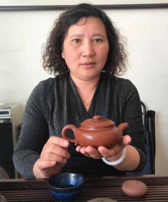 紫砂艺人许洪琴，助理工艺美术师