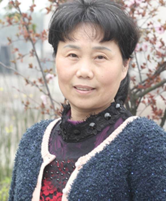 紫砂艺人许爱华，高级工艺美术师
