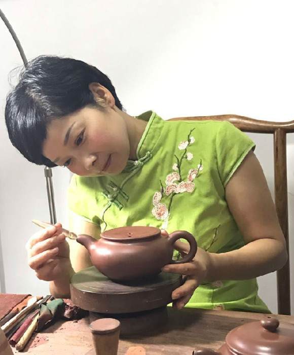 紫砂艺人许美勤，高级工艺美术师（乡土人才评审获得）