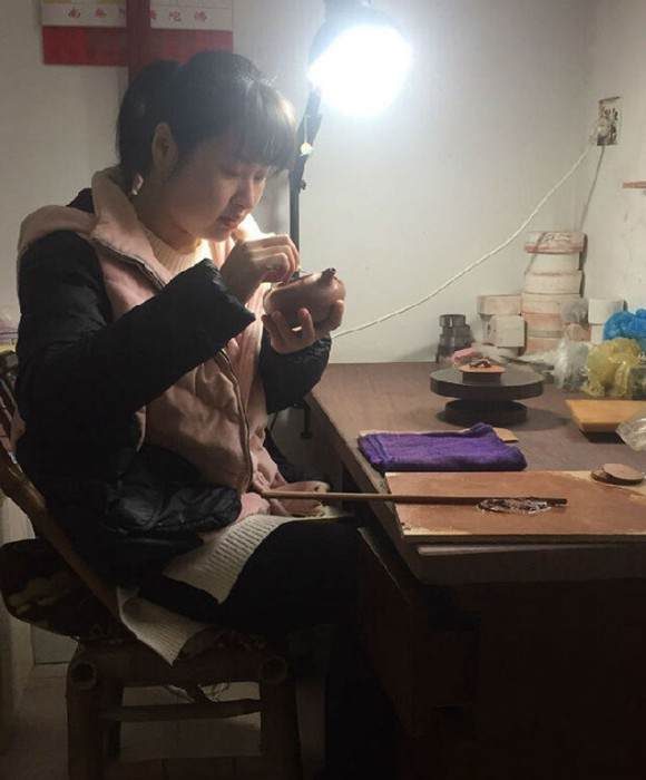 紫砂艺人许金京，助理工艺美术师