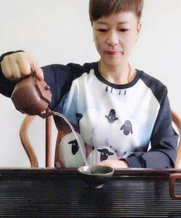 紫砂艺人谢丽君，助理工艺美术师