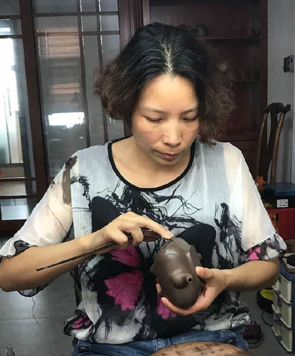 紫砂艺人谢丽萍，高级工艺美术师