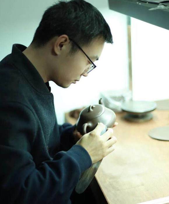 紫砂艺人谢建祥，助理工艺美术师