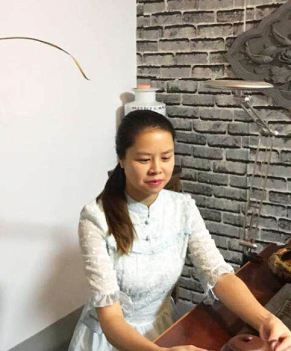 紫砂艺人谢菲，助理工艺美术师