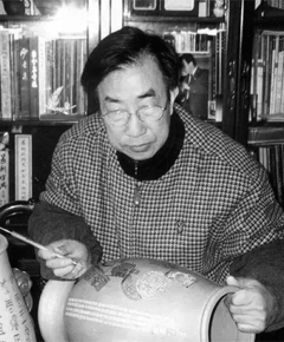 紫砂艺人谭泉海，正高级工艺美术师
