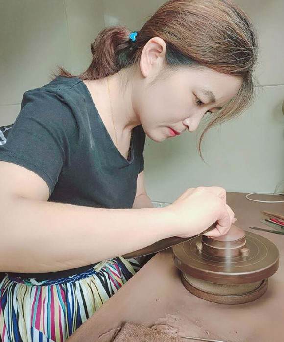 紫砂艺人费小霞，助理工艺美术师